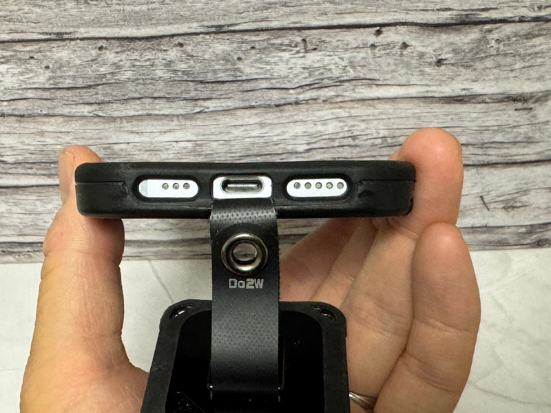 バンパータイプのケースの充電口にSYANTOを装着した様子